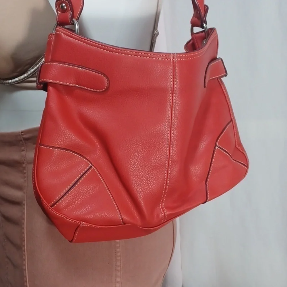 NINE WEST PURSE IN A BEAUTIFUL RED COLOR WITH CHROME LATCH
